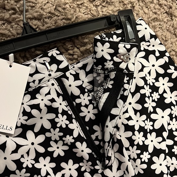 NWT size medium black and white floral pants. Cute for spring summer. - Picture 3 of 4